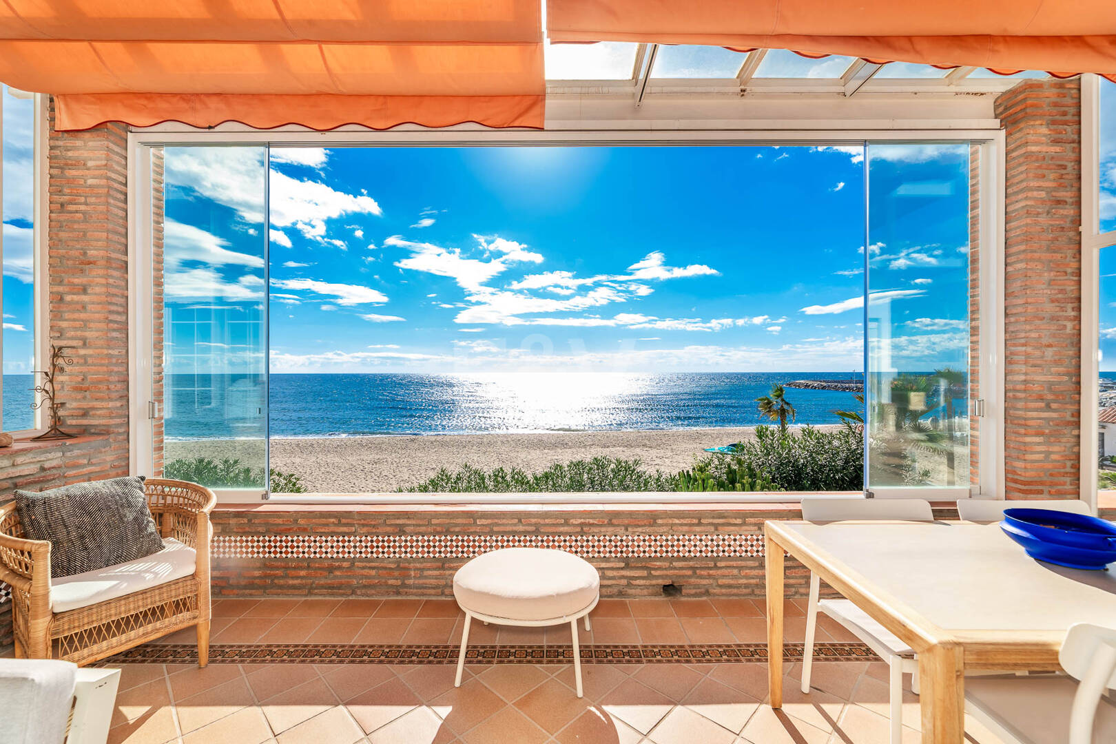 Spacious Frontline Beach Villa with Direct Access to the Beach