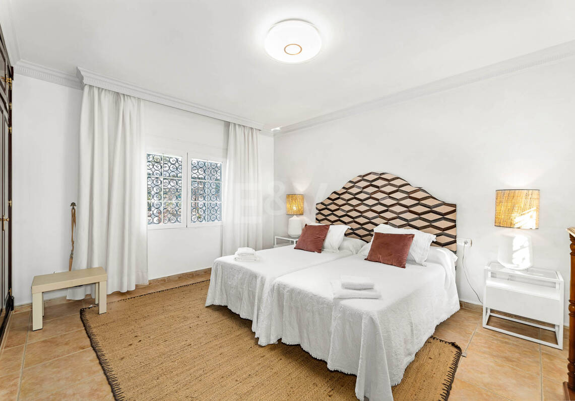 Spacious Frontline Beach Villa with Direct Access to the Beach