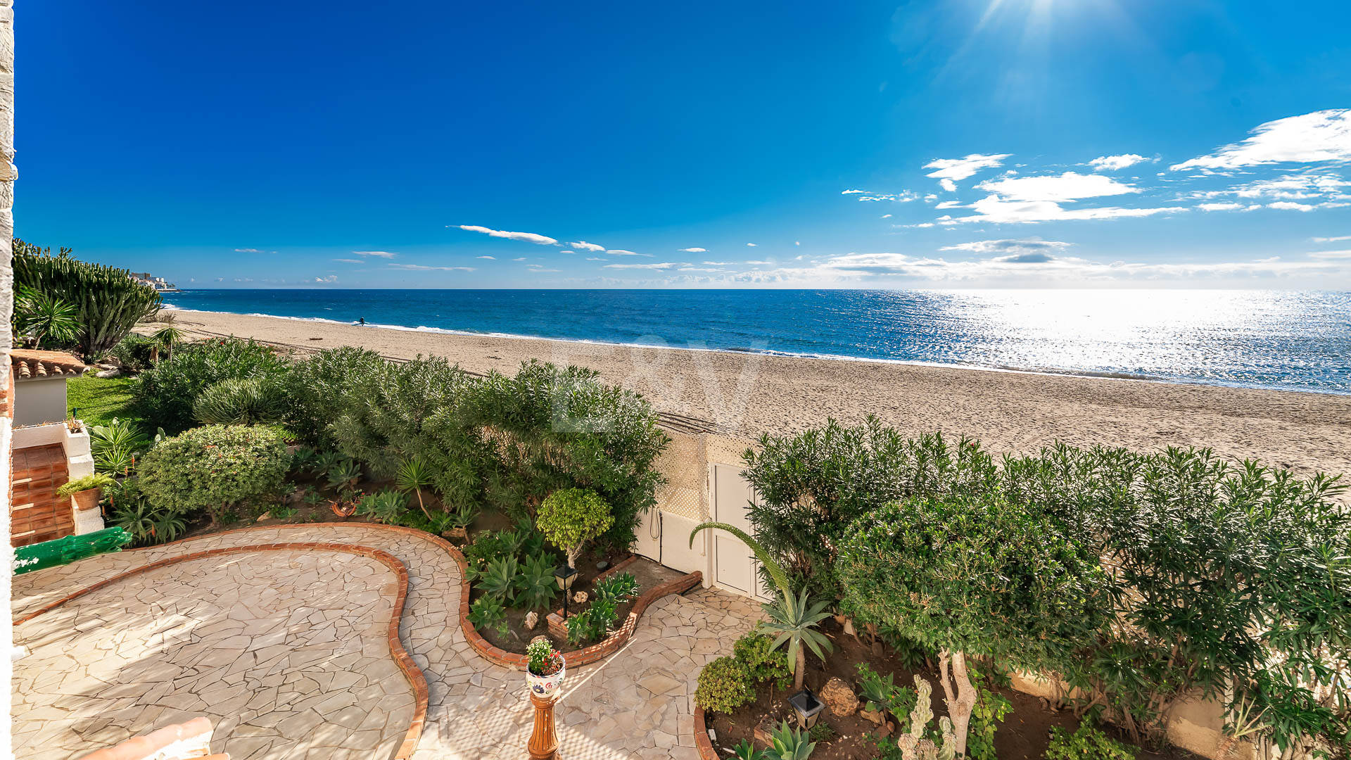 Spacious Frontline Beach Villa with Direct Access to the Beach