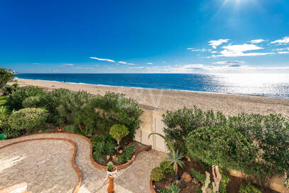 Spacious Frontline Beach Villa with Direct Access to the Beach