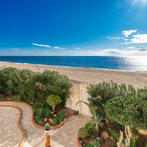 Spacious Frontline Beach Villa with Direct Access to the Beach