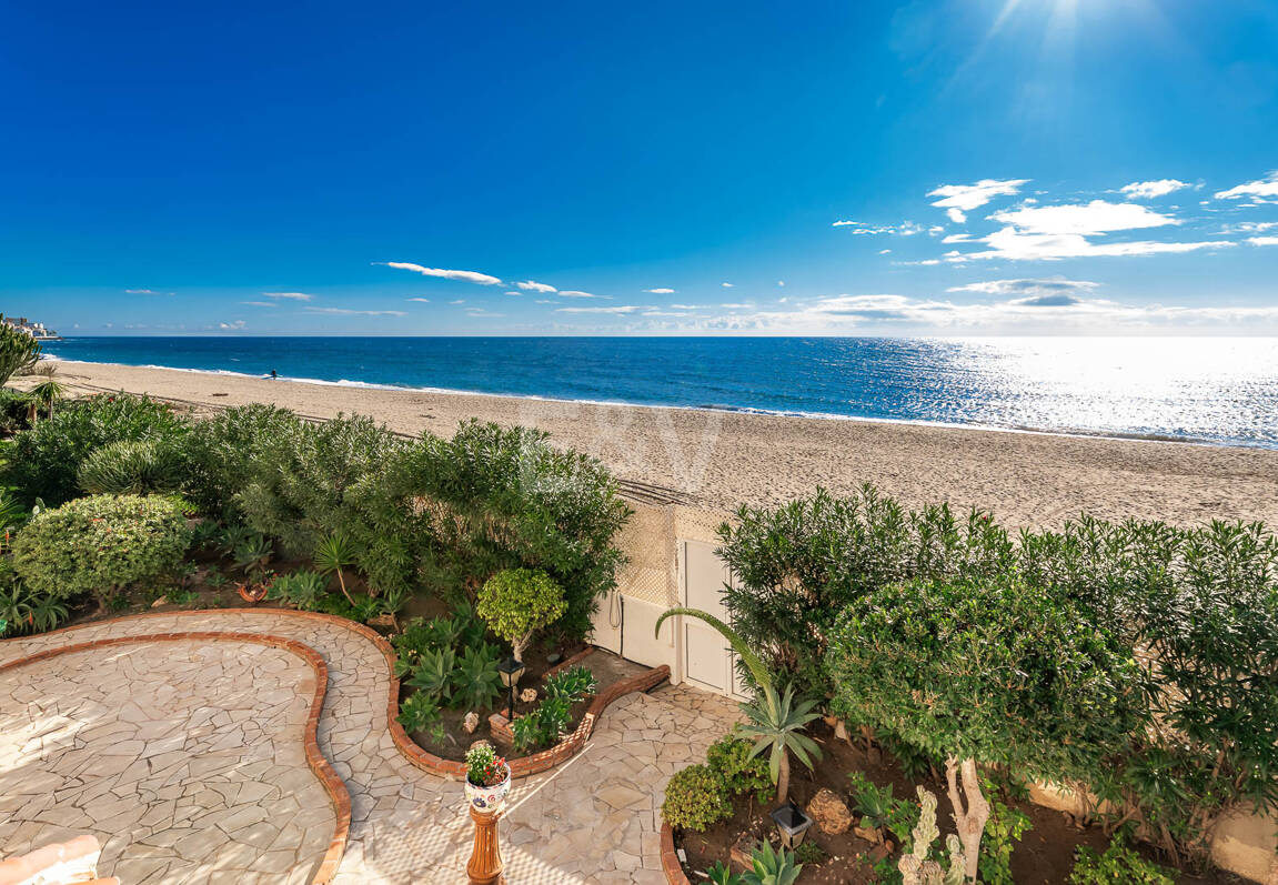 Spacious Frontline Beach Villa with Direct Access to the Beach