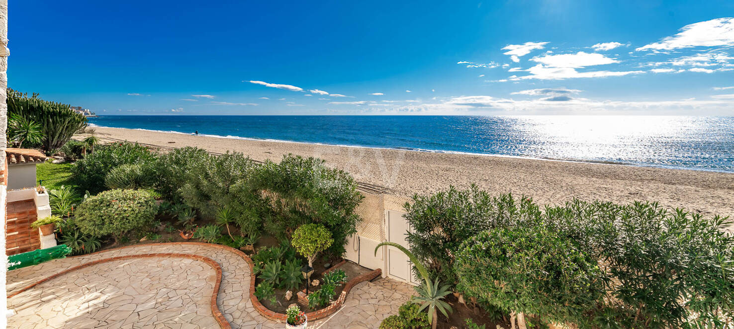 Spacious Frontline Beach Villa with Direct Access to the Beach