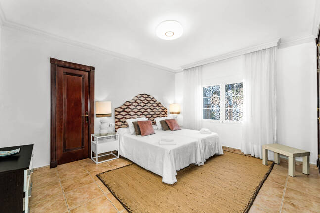 Spacious Frontline Beach Villa with Direct Access to the Beach