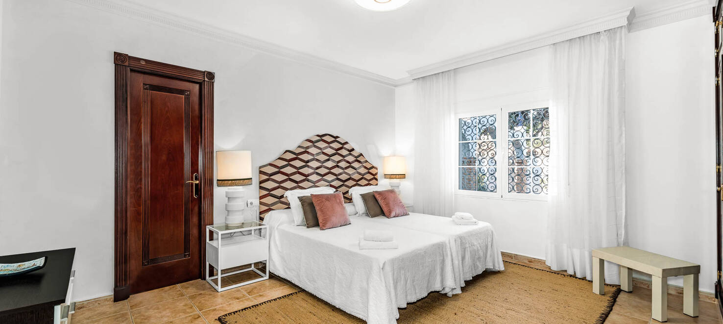 Spacious Frontline Beach Villa with Direct Access to the Beach