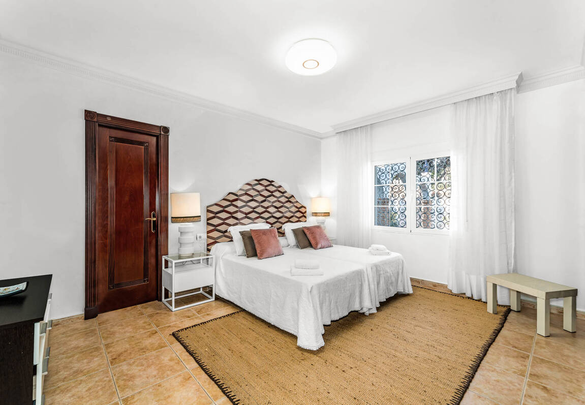 Spacious Frontline Beach Villa with Direct Access to the Beach