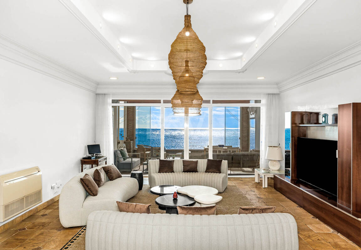 Spacious Frontline Beach Villa with Direct Access to the Beach