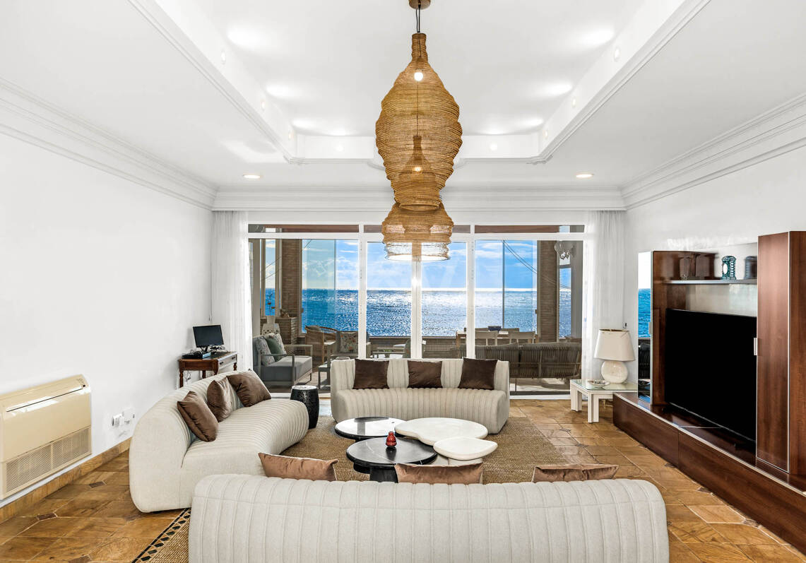 Spacious Frontline Beach Villa with Direct Access to the Beach