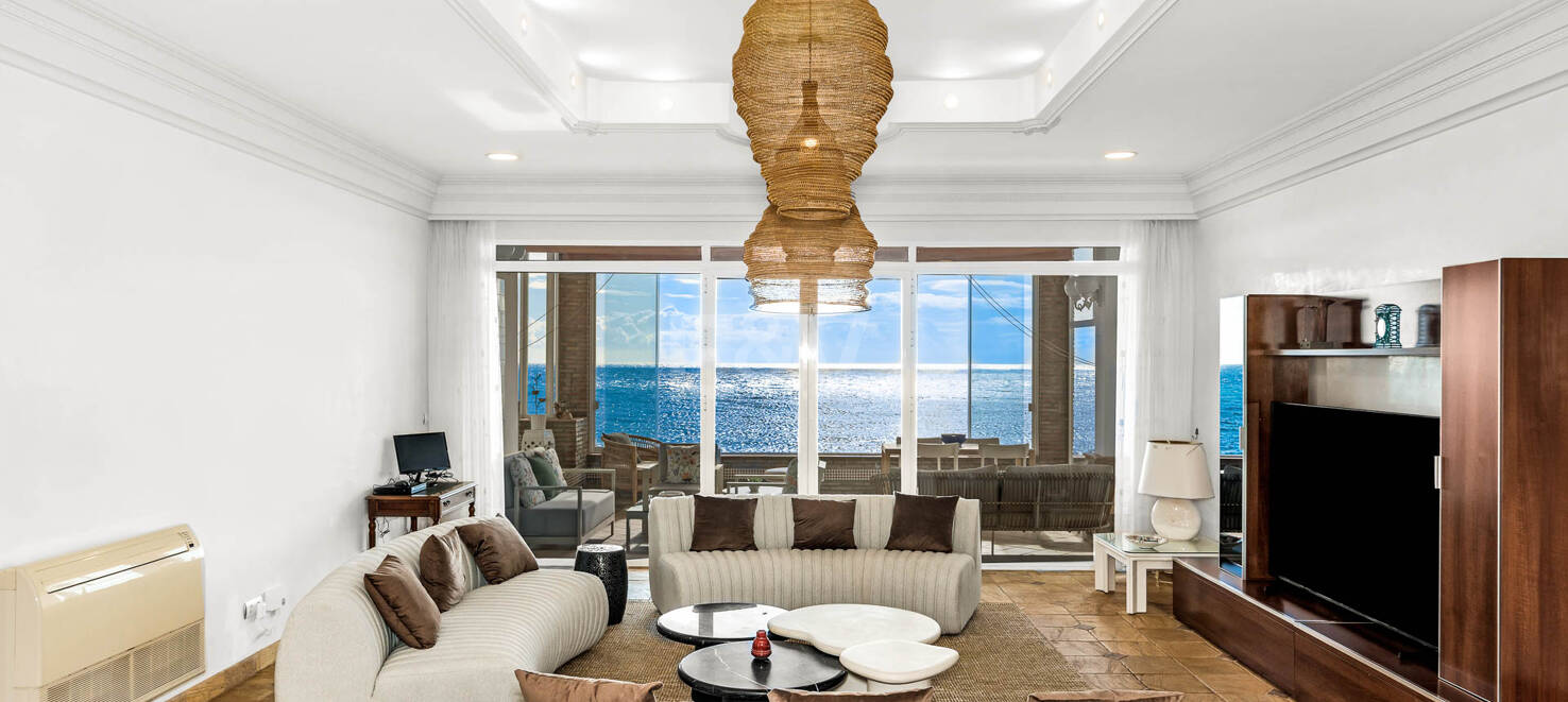 Spacious Frontline Beach Villa with Direct Access to the Beach