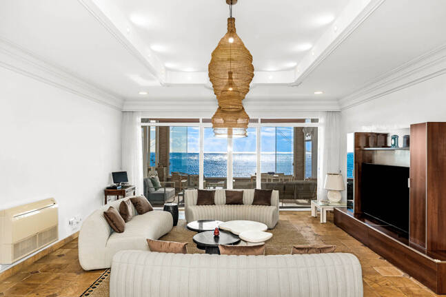 Spacious Frontline Beach Villa with Direct Access to the Beach