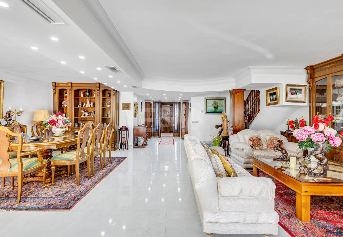 Villa with Private Access to the Beach and the Cabopino Marina