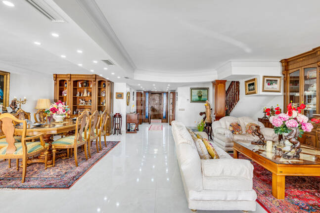 Villa with Private Access to the Beach and the Cabopino Marina