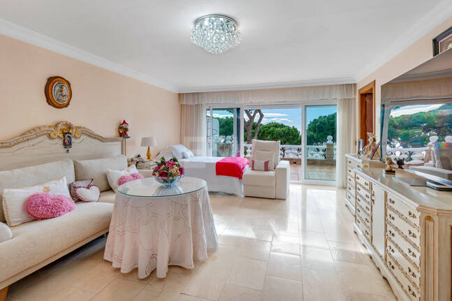 Villa with Private Access to the Beach and the Cabopino Marina