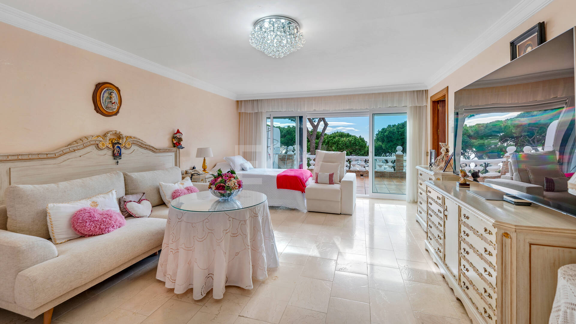 Villa with Private Access to the Beach and the Cabopino Marina