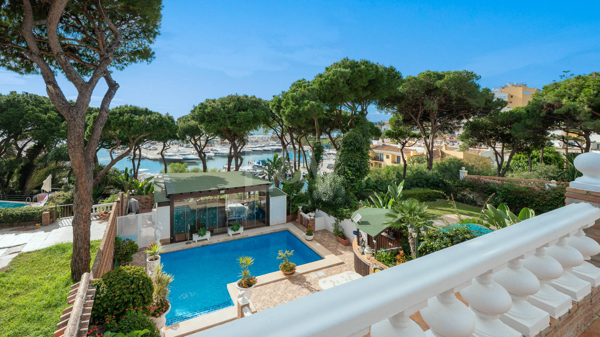 Villa with Private Access to the Beach and the Cabopino Marina