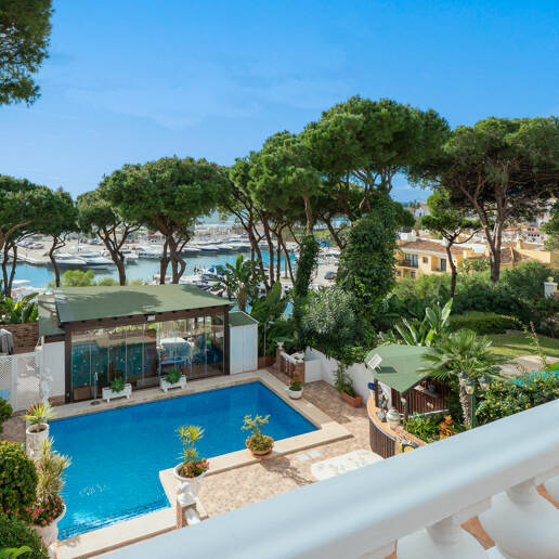 Villa with Private Access to the Beach and the Cabopino Marina