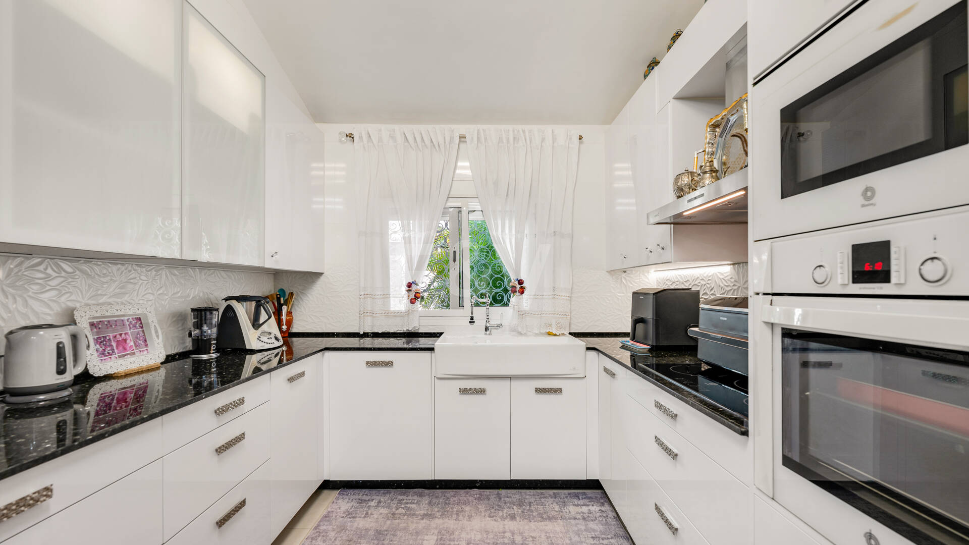 Villa with Private Access to the Beach and the Cabopino Marina