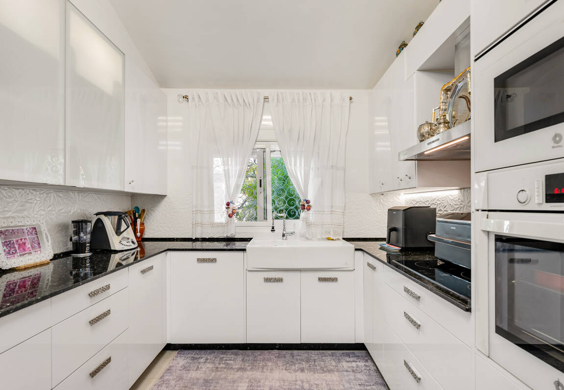 Villa with Private Access to the Beach and the Cabopino Marina