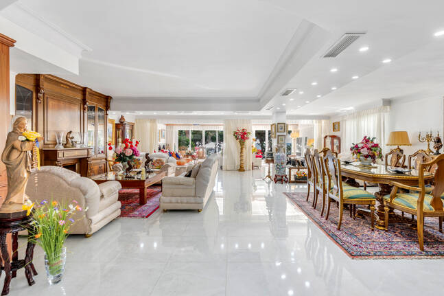 Villa with Private Access to the Beach and the Cabopino Marina