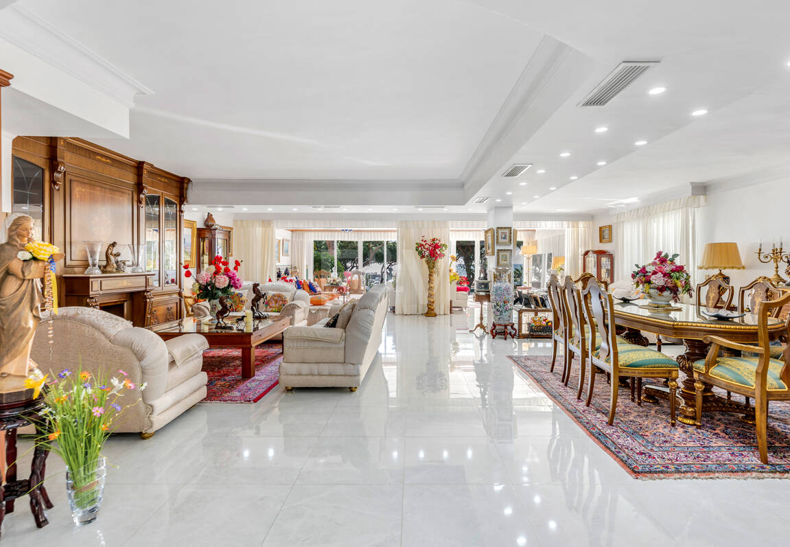 Villa with Private Access to the Beach and the Cabopino Marina