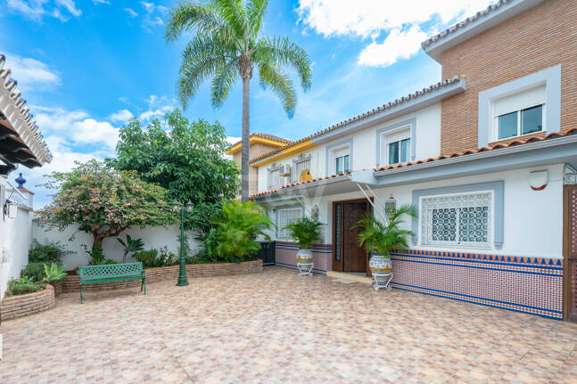 Villa with Private Access to the Beach and the Cabopino Marina