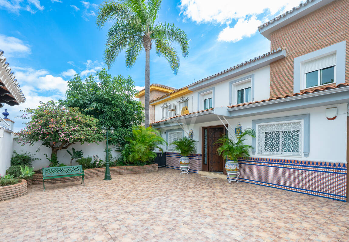 Villa with Private Access to the Beach and the Cabopino Marina