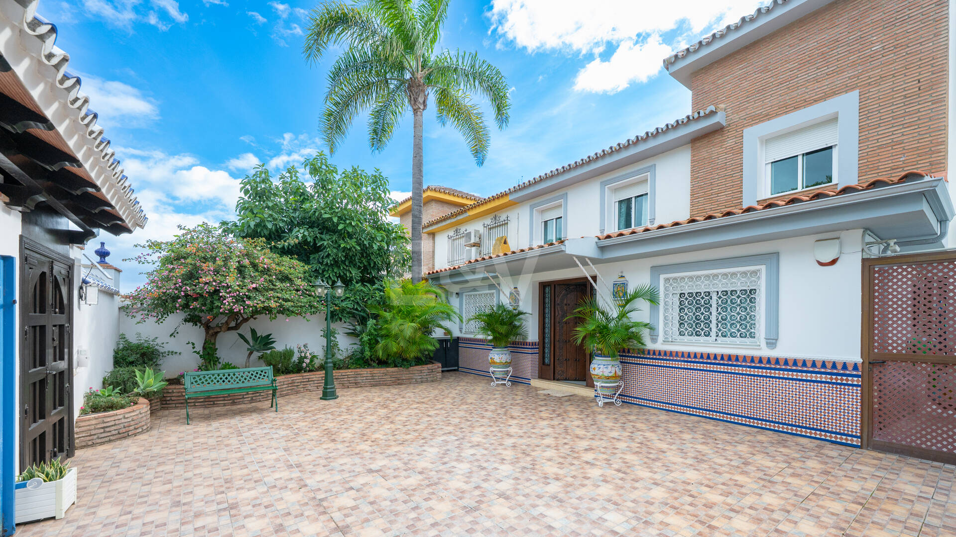 Villa with Private Access to the Beach and the Cabopino Marina