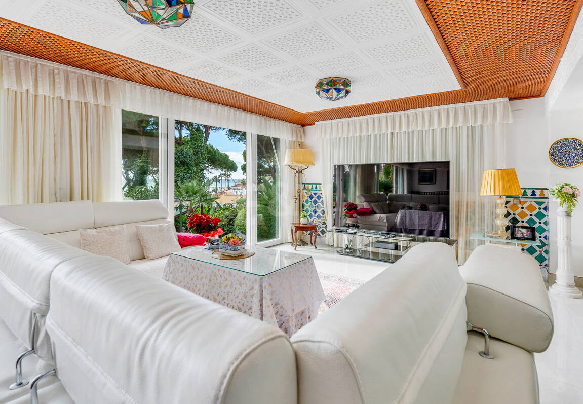 Villa with Private Access to the Beach and the Cabopino Marina