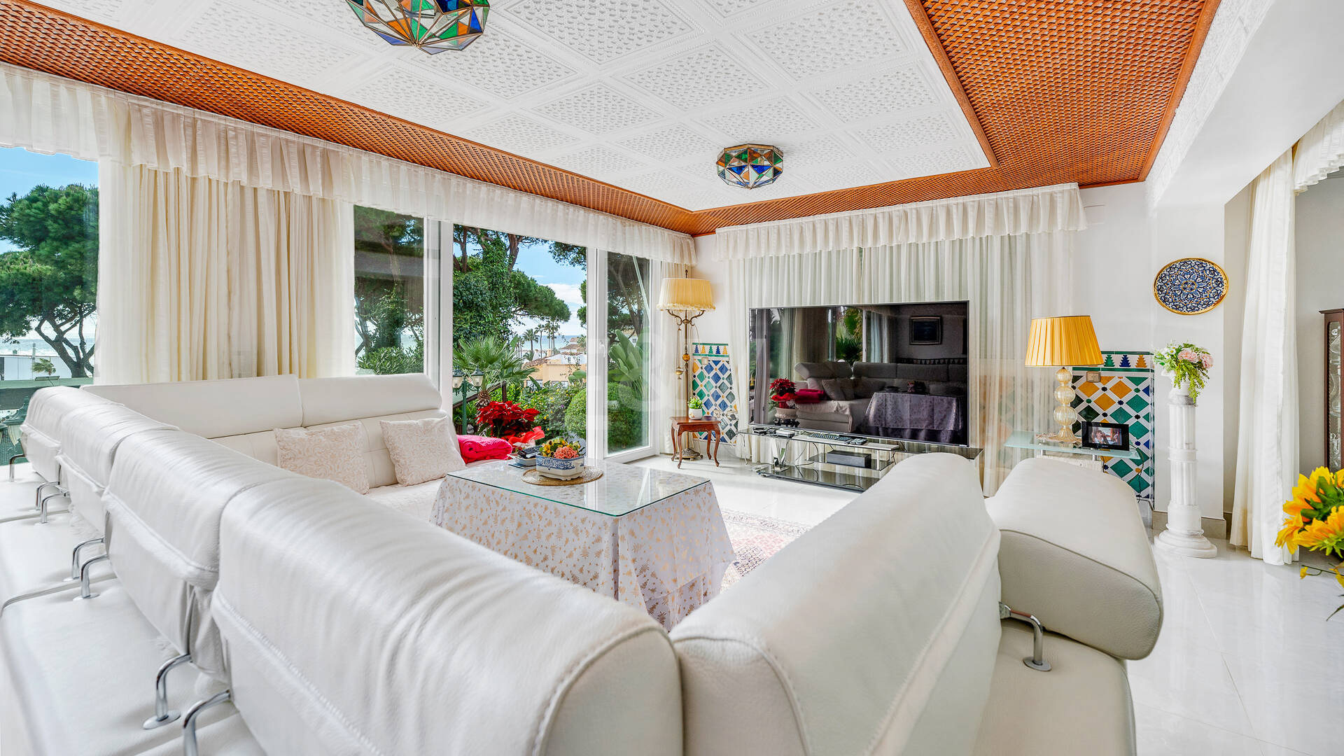 Villa with Private Access to the Beach and the Cabopino Marina