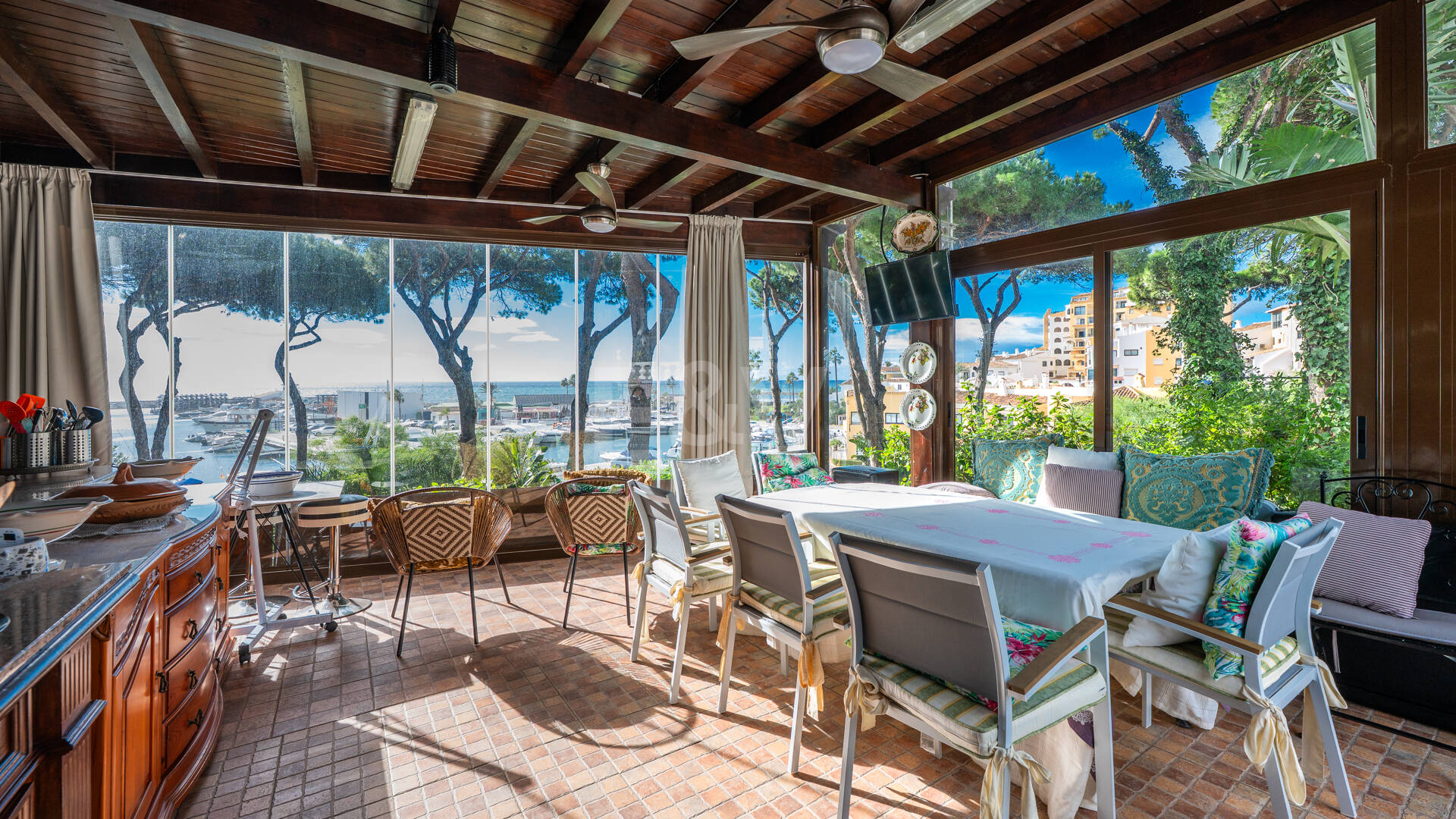 Villa with Private Access to the Beach and the Cabopino Marina