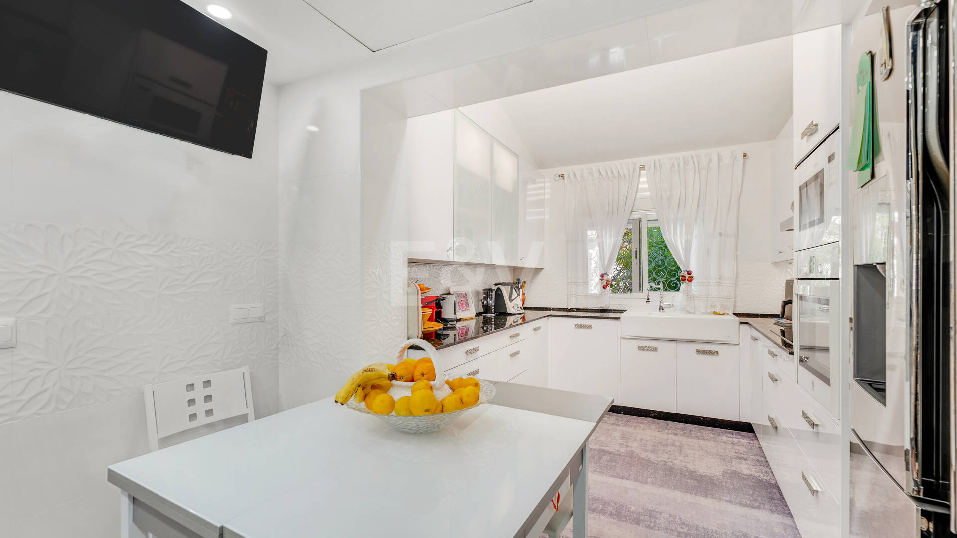 Villa with Private Access to the Beach and the Cabopino Marina