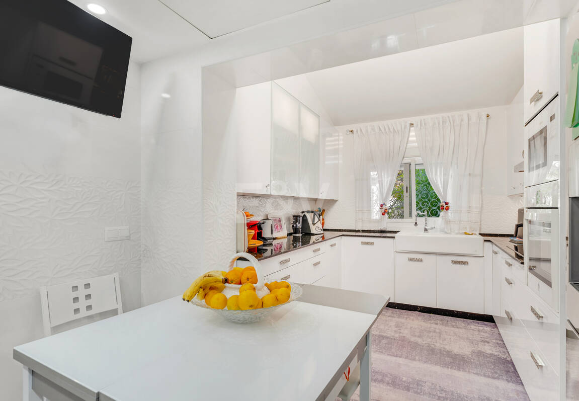 Villa with Private Access to the Beach and the Cabopino Marina