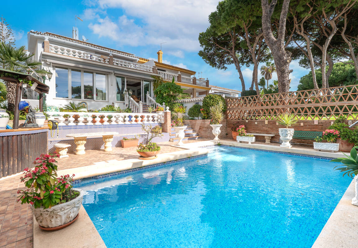 Villa with Private Access to the Beach and the Cabopino Marina