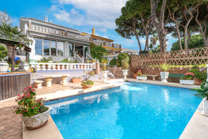 Villa with Private Access to the Beach and the Cabopino Marina