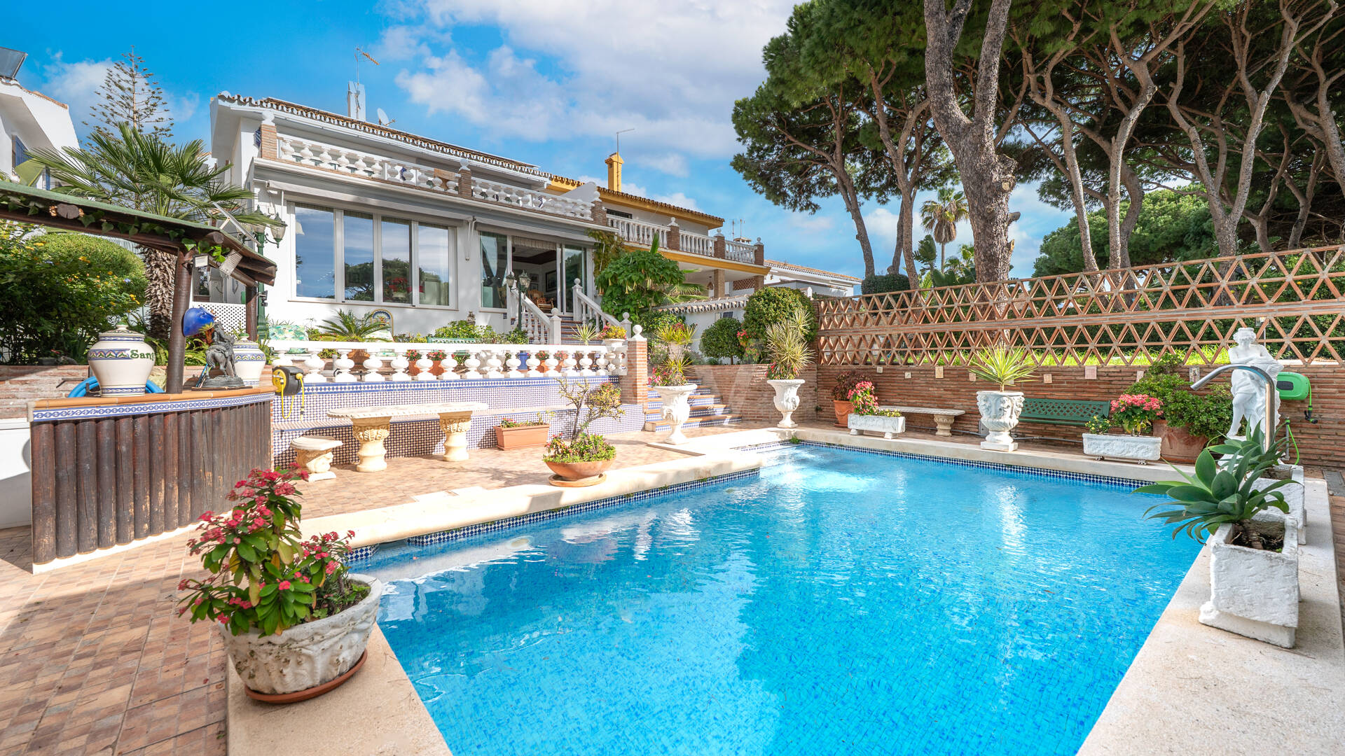 Villa with Private Access to the Beach and the Cabopino Marina