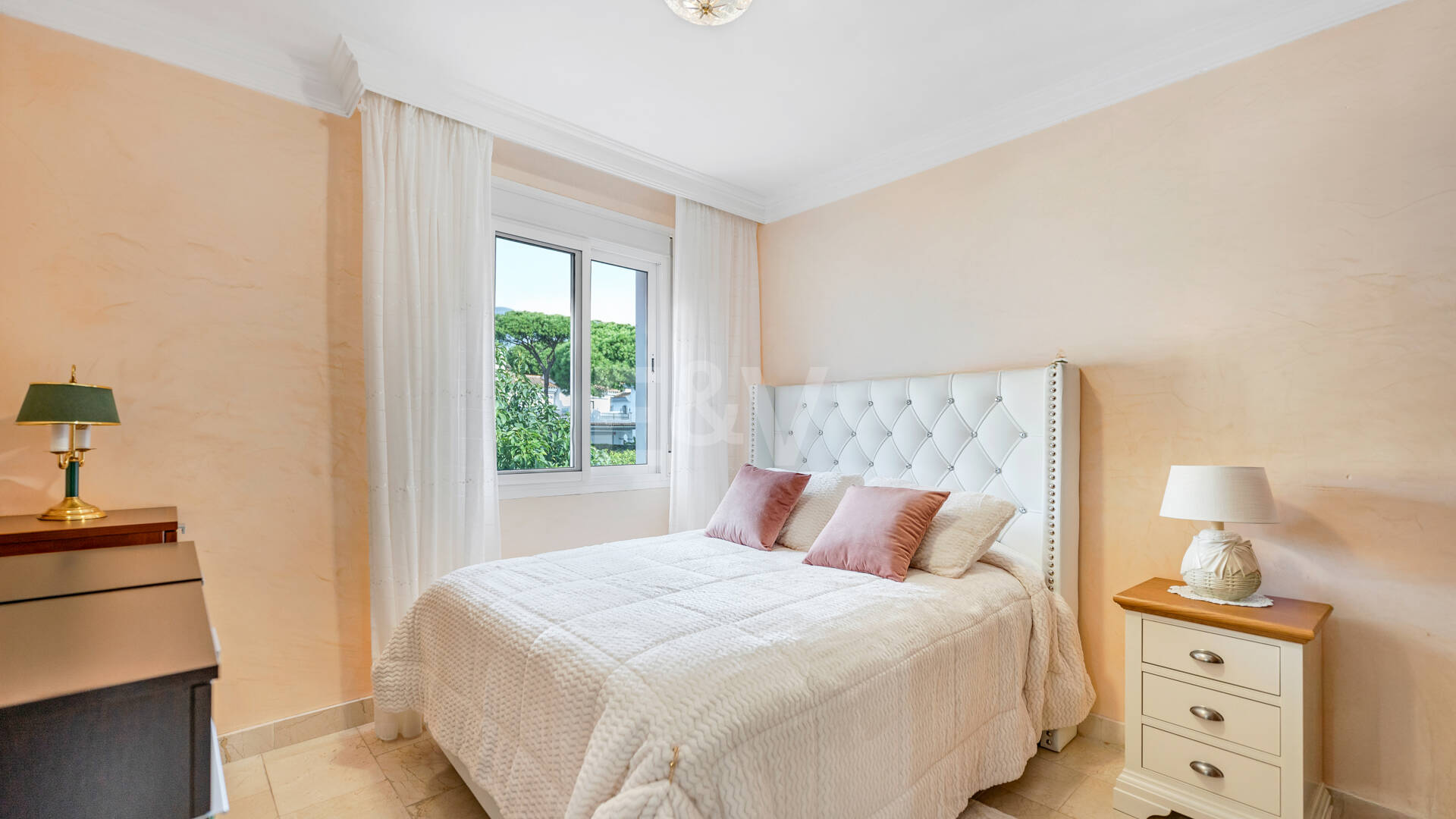 Villa with Private Access to the Beach and the Cabopino Marina