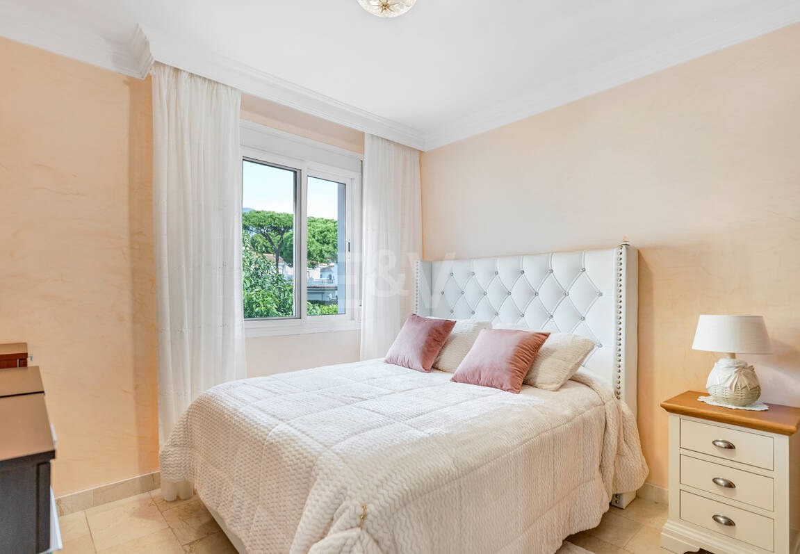 Villa with Private Access to the Beach and the Cabopino Marina