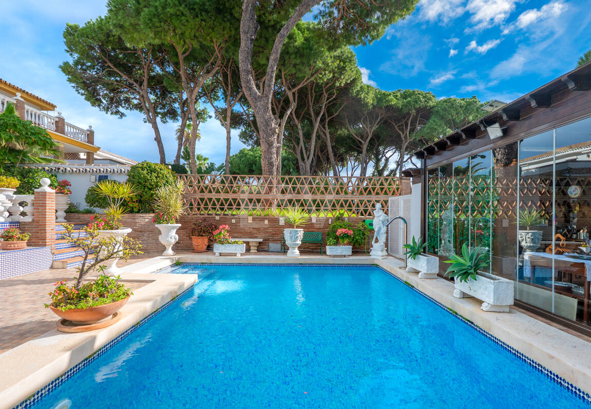 Villa with Private Access to the Beach and the Cabopino Marina
