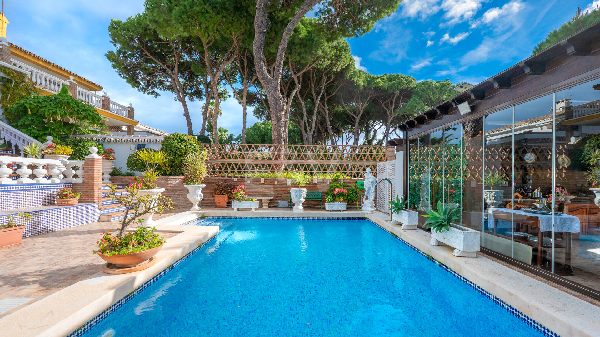 Villa with Private Access to the Beach and the Cabopino Marina