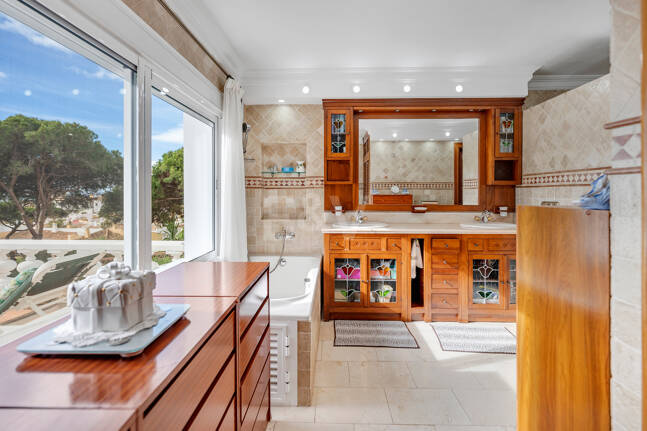 Villa with Private Access to the Beach and the Cabopino Marina