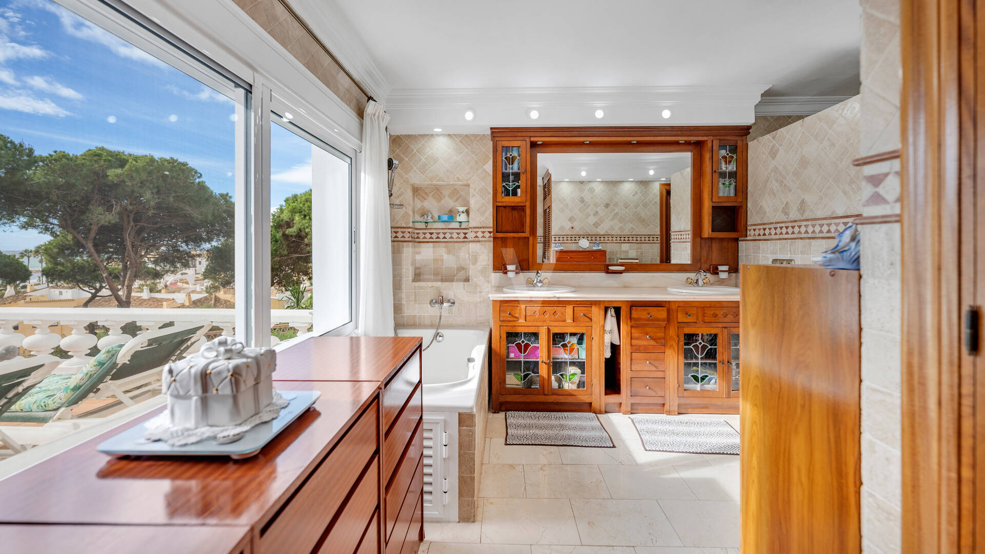 Villa with Private Access to the Beach and the Cabopino Marina