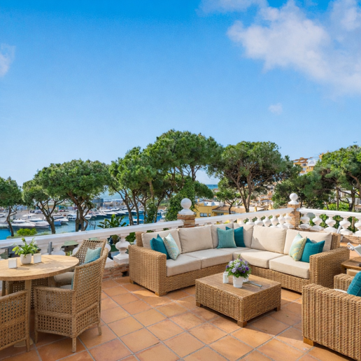 Villa with Private Access to the Beach and the Cabopino Marina