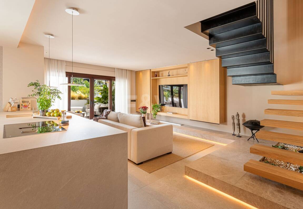 Duplex Penthouse with La Concha Views in Lomas del Rey