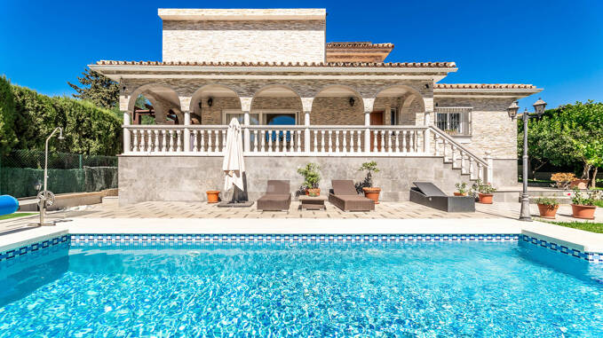 Traditionelle Villa am exklusivsten Strandabschnitt von Marbella Ost