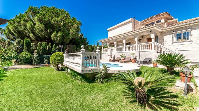 Traditionelle Villa am exklusivsten Strandabschnitt von Marbella Ost