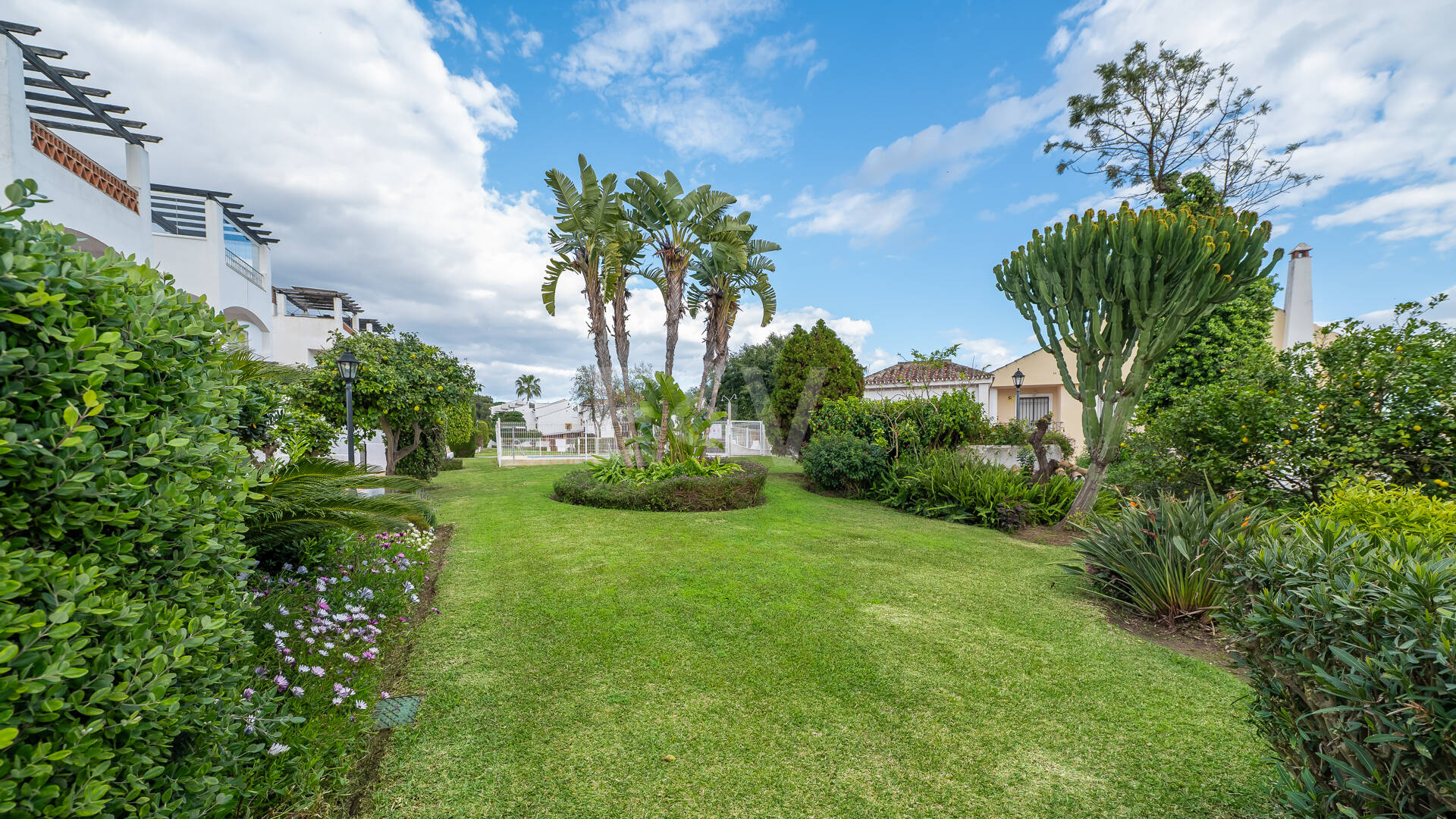 Beachside Townhouse with Sea Views in Costabella
