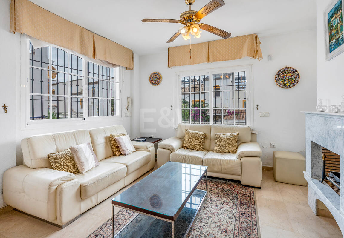 Beachside Townhouse med havsutsikt i Costabella