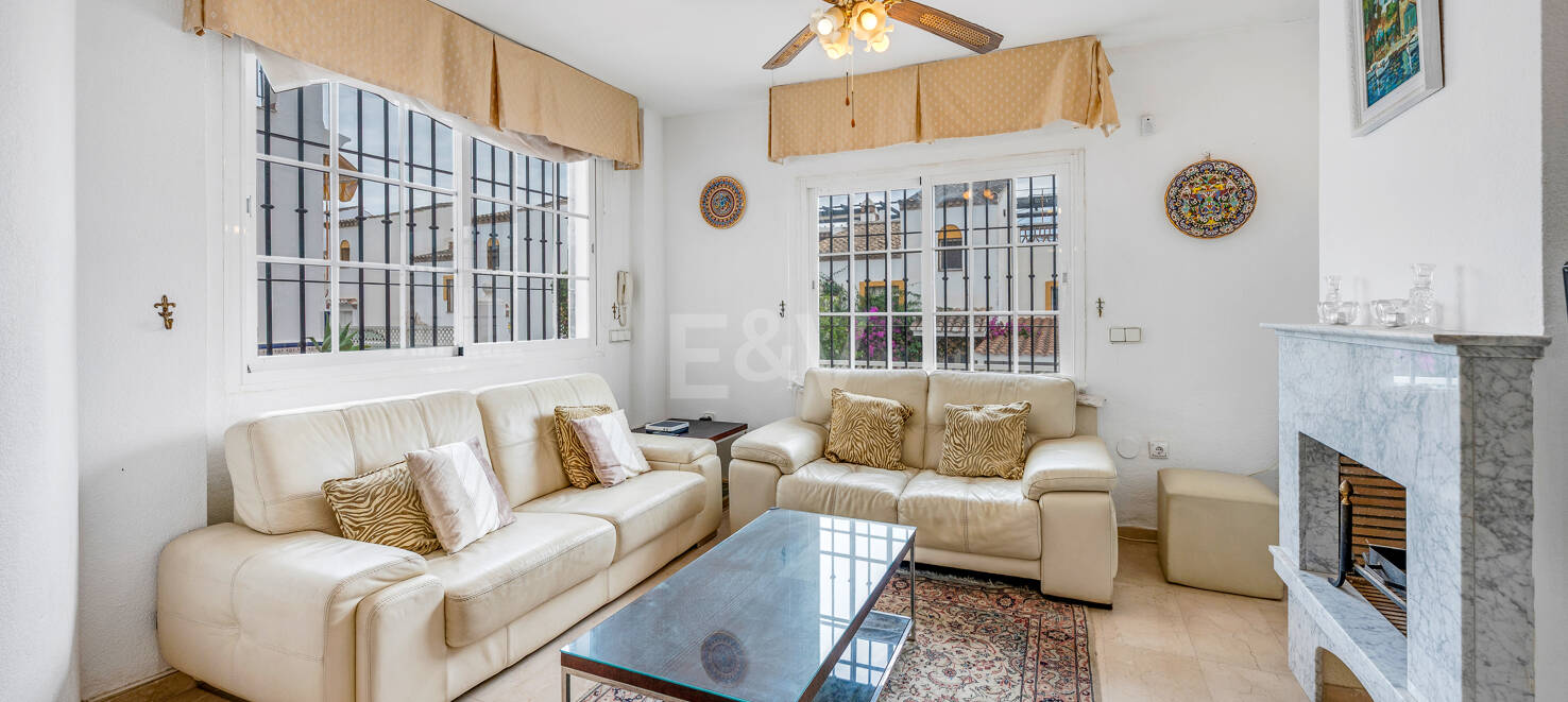 Beachside Townhouse with Sea Views in Costabella
