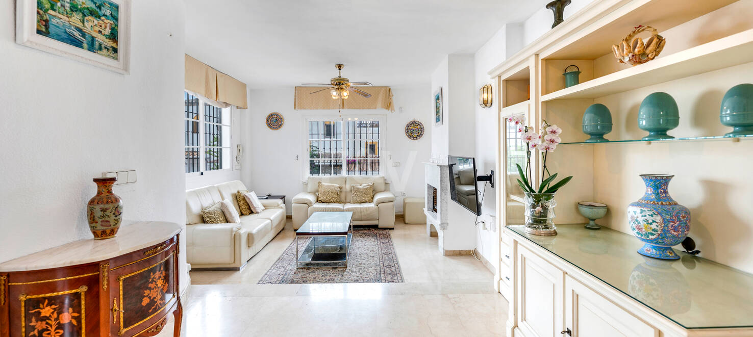 Beachside Townhouse with Sea Views in Costabella