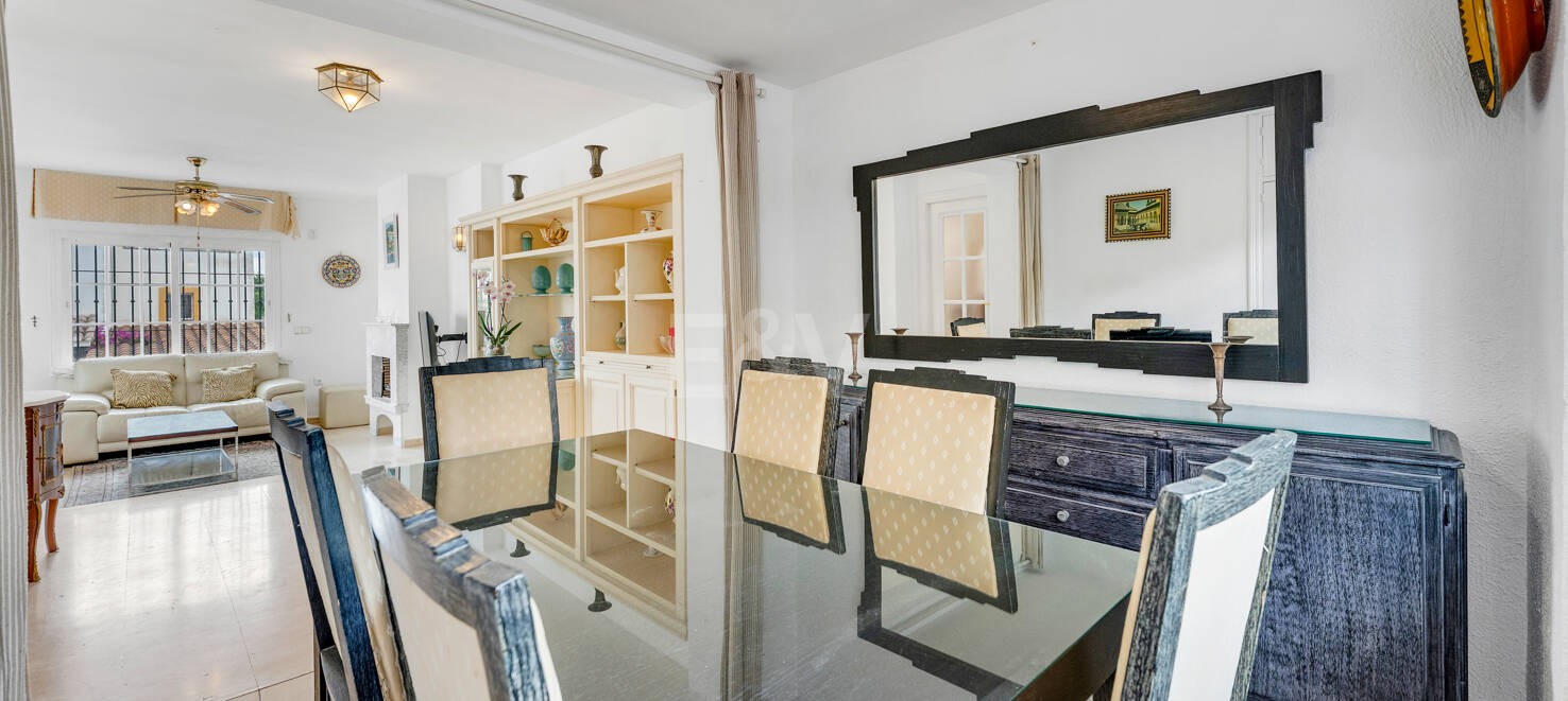 Beachside Townhouse with Sea Views in Costabella
